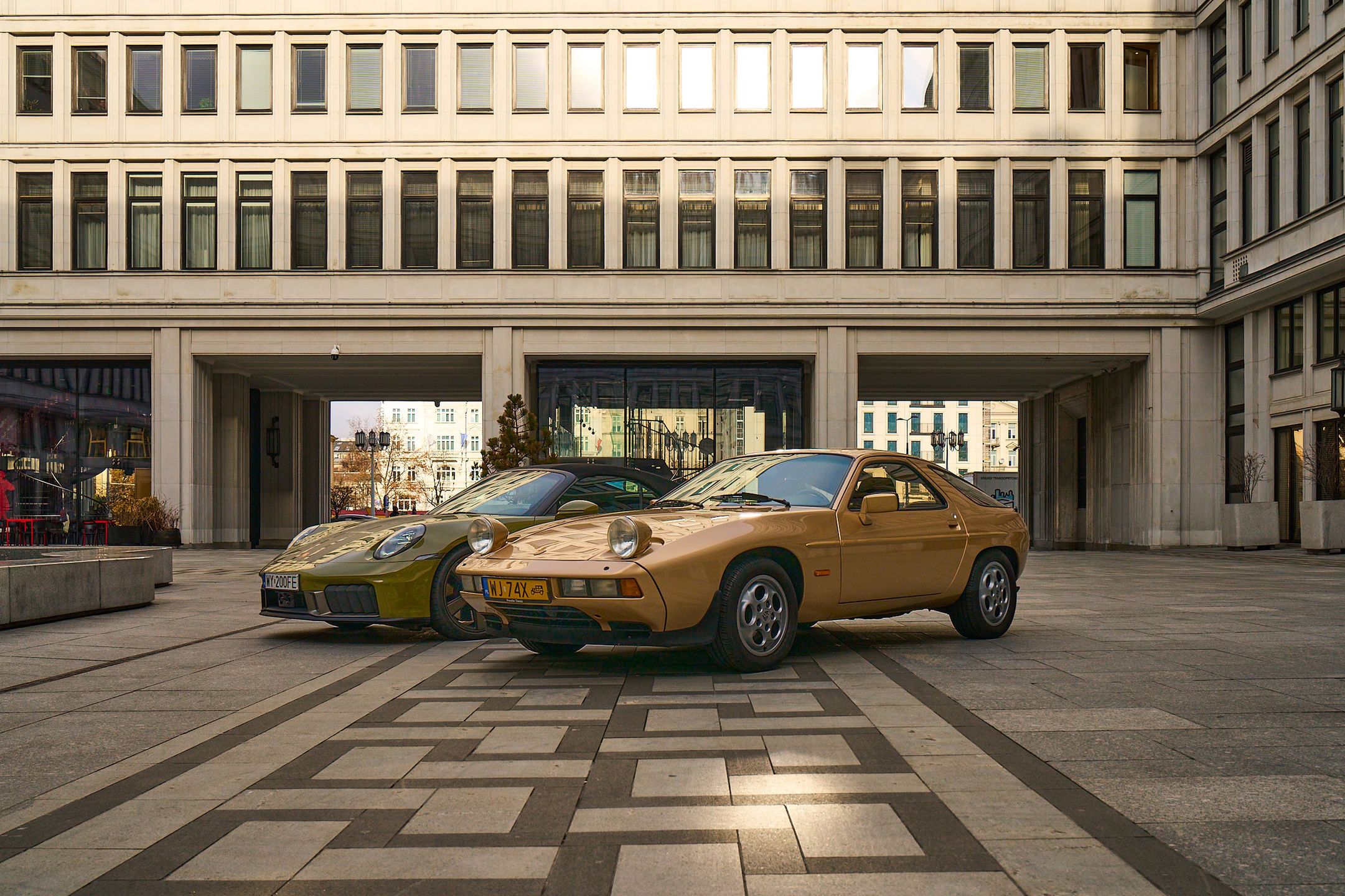 Porsche 928 (1977) i Porsche 911 Spirit 70 (2025)