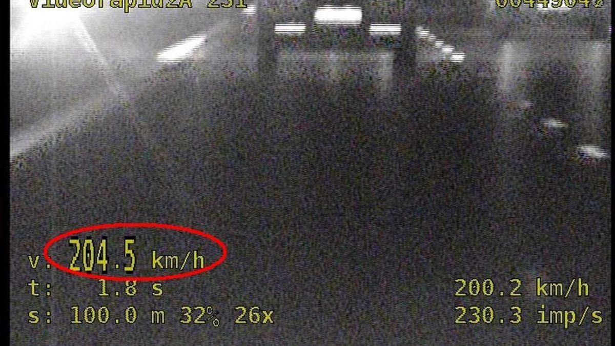 Policjanci skarżyskiej drogówki zatrzymali do kontroli drogowej dwóch kierowców, którzy znacznie przekroczyli dozwoloną prędkość na trasie S-7. 