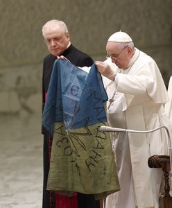 Папа Франциск розгорнув у Ватикані український прапор