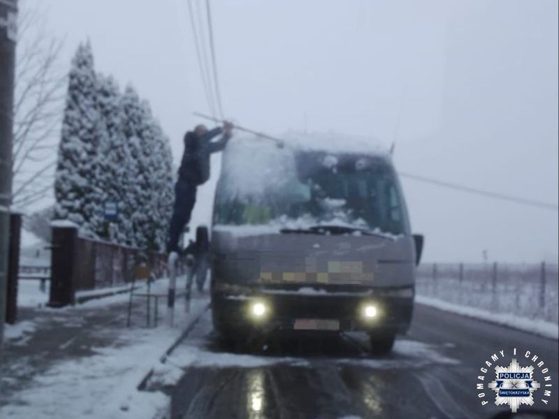 Mandaty do 3 tys. zł za nieodśnieżone samochody. Policja przypomina o bezpieczeństwie w zimowych warunkach