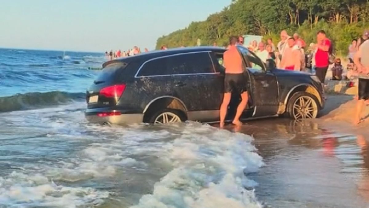 Na plaży w Gąskach nieopodal Mielna doszło do mocno nietypowej sytuacji z udziałem samochodu.
