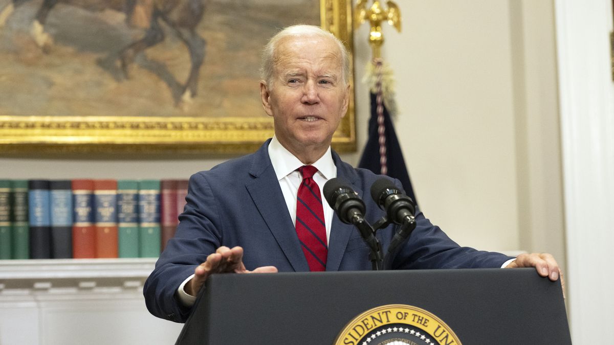 US President Joe Biden makes remarks on the DISCLOSE Act, which would require organizations spending money in elections, including super PACs and 501(c)(4) dark money groups, to promptly disclose donors who have given 10,000 US dollars or more during an election cycle, in the Roosevelt Room of the White House in Washington, DC, USA, 20 September 2022. EPA/Ron Sachs / POOL Dostawca: PAP/EPA.
