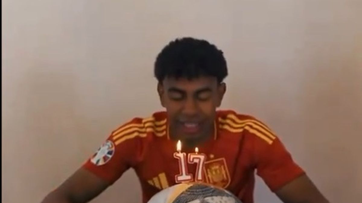 Lamine Yamal z urodzinowym tortem