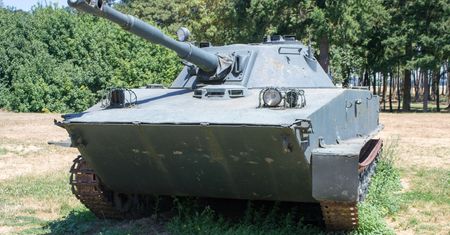 Czołg pływający PT-76. Rosja wysyła na wojnę maszyny z lat 50. XX wieku