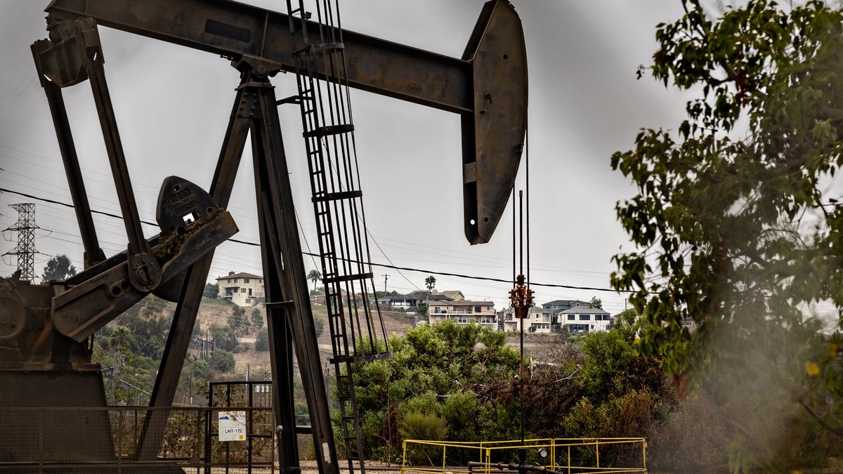 Los Angeles,  - September 25: Homes sit in the shadow of the Inglewood Oil Field as Governor Gavin Newsom speaks at a press conference where he signs legislation related to oversight of oil and gas wells, and community protections on Wednesday, Sept. 25, 2024 in Los Angeles, . (Jason Armond / Los Angeles Times via Getty Images)