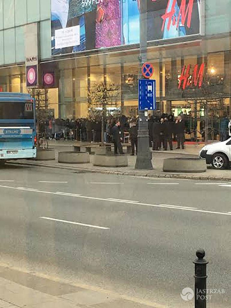 Tłum ludzi przed wejściem do H&M na ul. Marszałkowskiej w Warszawie