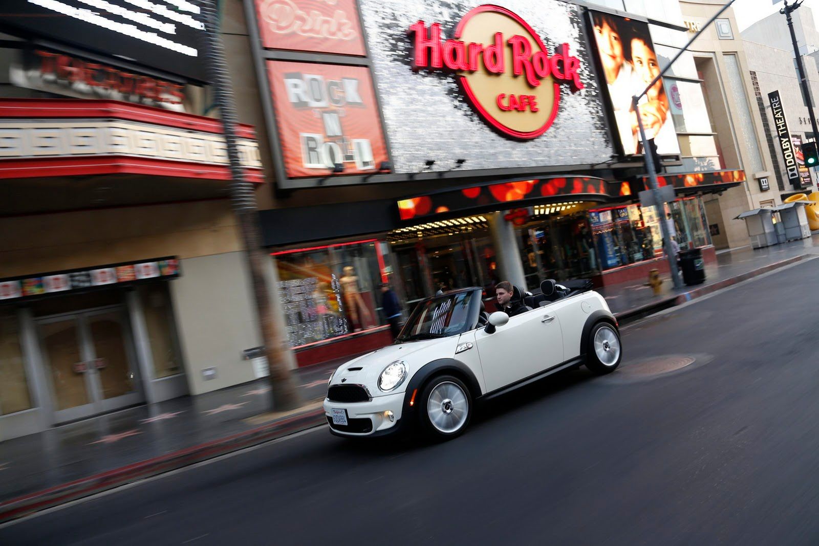 Galeria Mini jako celebracja sprzedaży półmilionowego egzemplarza w USA 25