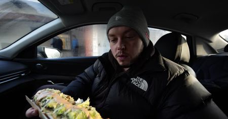 Robi zapiekanki z surówką od 38 lat. Youtuber pojechał je przetestować