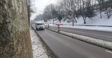 Zwężoną ul. Droga Męczenników Majdanka pojeździmy jeszcze do maja