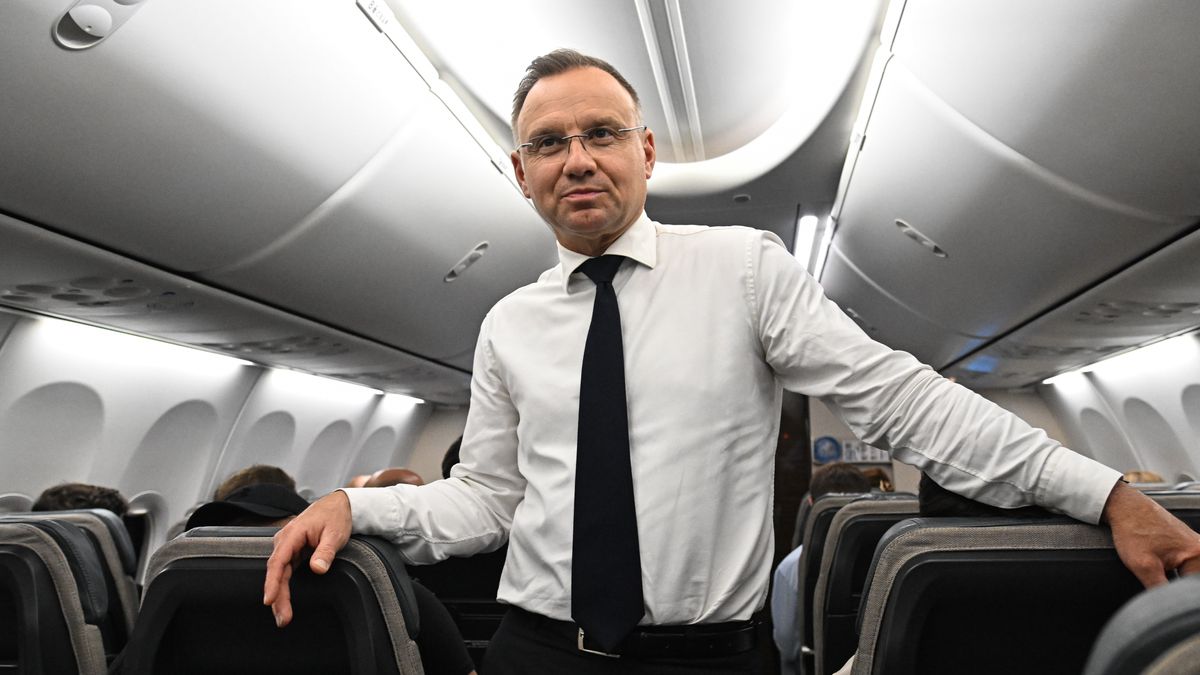 Szanghaj, Chiny, 27.06.2024. Na zdjęciu z 26 bm. prezydent RP Andrzej Duda na pokładzie samolotu w Szanghaju. Prezydent Andrzej Duda zakończył wizytę w Chinach. (sko) PAP/Radek Pietruszka ***Do tego materiału zdjęciowego dostępna jest również depesza w systemie CSI, pt.: Prezydent Andrzej Duda wrócił do kraju z oficjalnej wizyty do Chin***