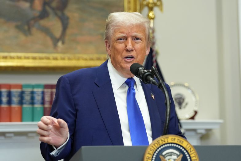 US President Donald J Trump takes questions after making remarks on the India-Pakistan cease-fire, the new US-China Trade Deal, the return of Eden Alexander from Hamas captivity and the high cost of prescription drugs before signing an executive order that he promises will lower the cost of those prescription drugs almost immediately, during a press conference in the Roosevelt Room of the White House in Washington, DC, USA, 12 May 2025. EPA/CHRIS KLEPONIS/ POOL Dostawca: PAP/EPA.