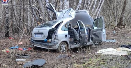 Wypadek ze skutkiem śmiertelnym. Citroen wypadł z drogi i uderzył w drzewo. Pasażerka zmarła w szpitalu
