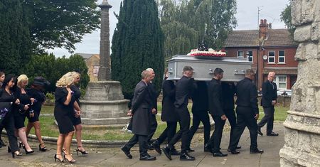 Morze łez na pogrzebie Archiego. 12-latka odłączono od aparatury