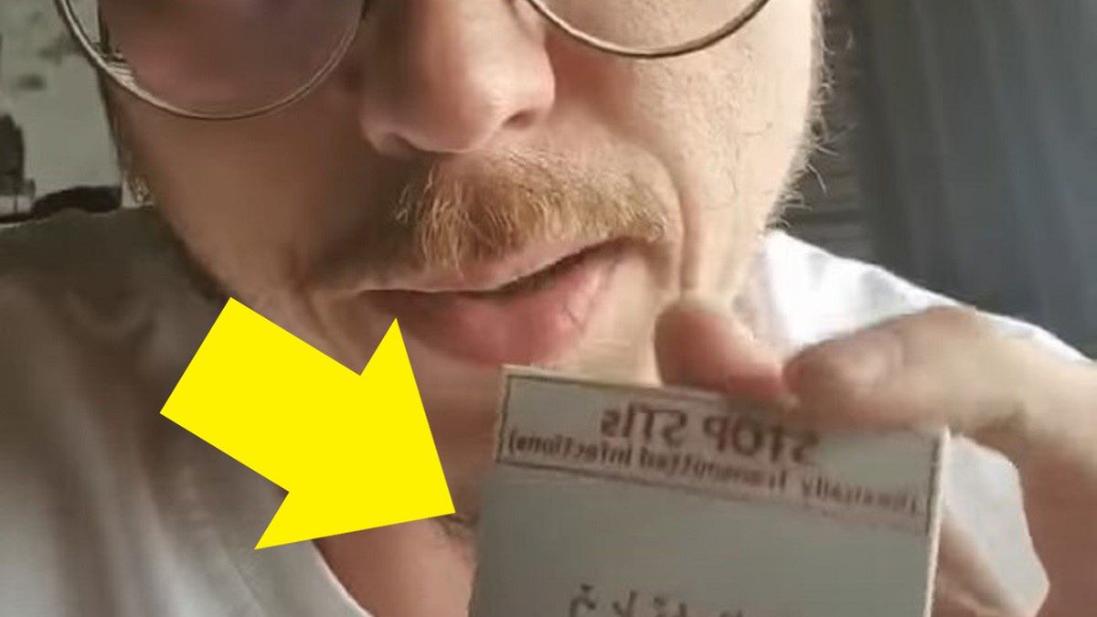 Krzysztof Gonciarz pokazuje olimpijskie prezerwatywy