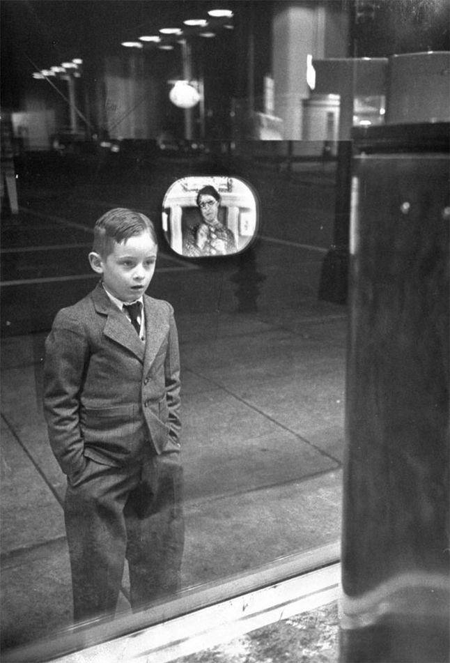 Chłopiec, który po raz pierwszy w życiu zobaczył telewizor. 1948.