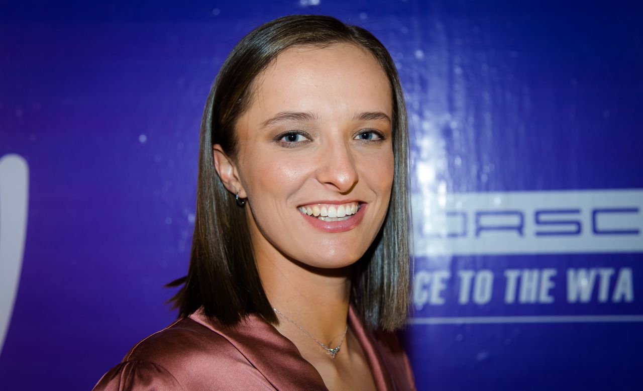 GUADALAJARA, MEXICO - NOVEMBER 08: Iga Swiatek of Poland arrives on the red carpet before the draw ceremony of the Akron WTA Finals Guadalajara at Centro Panamericano de Tenis on November 08, 2021 in Guadalajara, Mexico (Photo by Robert Prange/Getty Images)