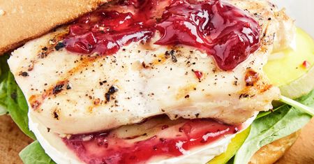 Niektórzy chrupią suszoną, inni dodają do deserów. Ja robię z niej konfiturę do burgerów