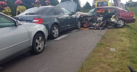Wyprzedzał ciąg aut, zderzył się czołowo z hondą. Po śmiertelnym wypadku zablokowana krajowa 19 koło Radzynia
