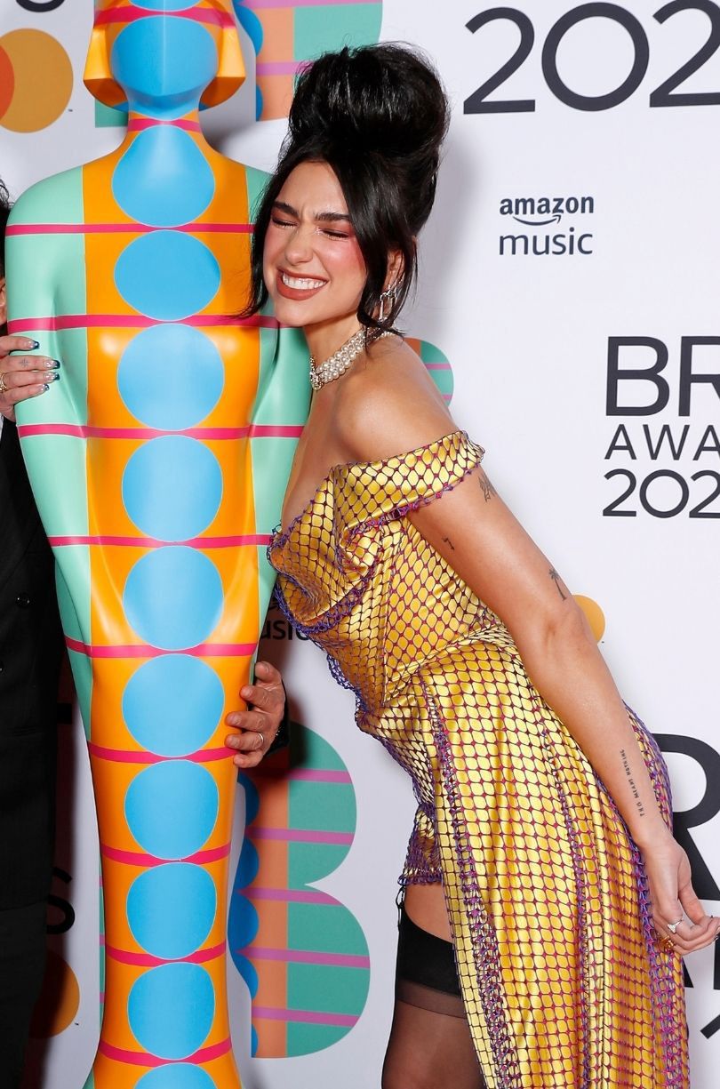 Brit Awards 2021. Dua Lipa pozuje w sukni Vivienne Westwood