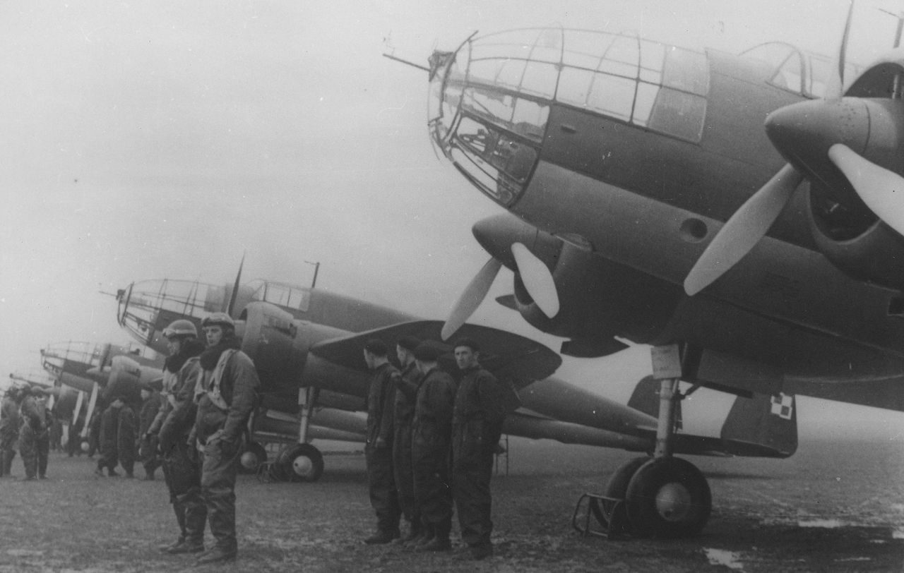Załogi przy samolotach PZL-37 Łoś z 210. Dywizjonu Bombowego.