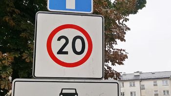Znak B-43 działa inaczej, niż zwykle ograniczenie prędkości. Mandat może zaboleć