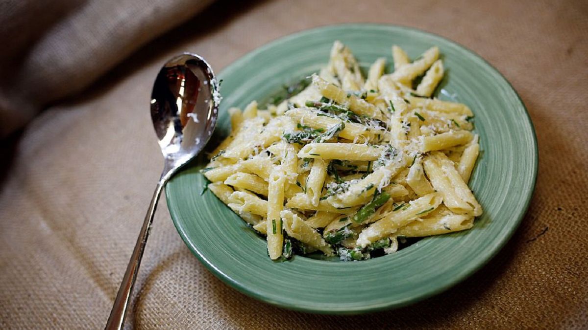Makaron ze szparagami to pomysł na szybki obiad. Wykonanie go zajmuje nie więcej niż 20 minut. 