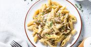 Makaron z sosem pieczarkowym