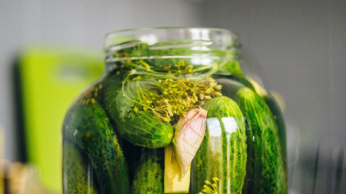 Eksperci ostrzegają: kiszenie ogórków w butelkach to zły pomysł