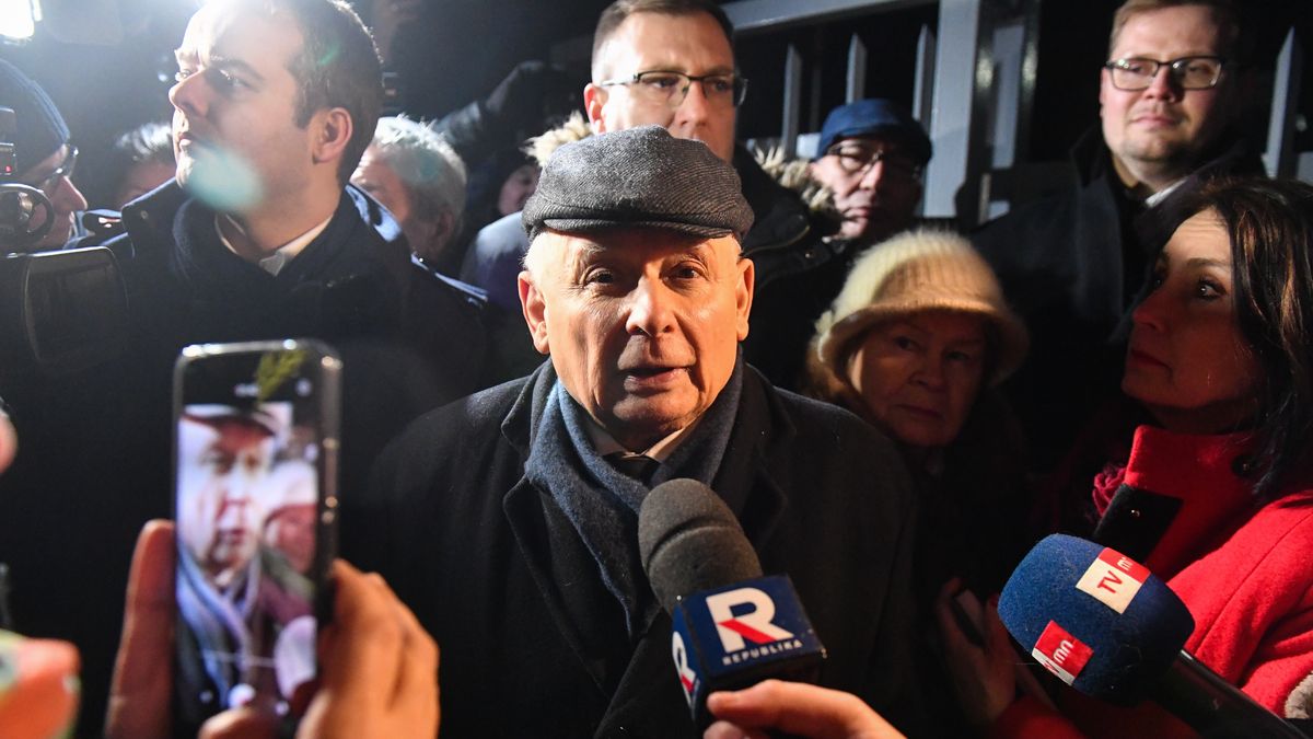 Warszawa, 09.01.2024. Prezes PiS Jarosław Kaczyński (C) przed Aresztem Śledczym Warszawa-Grochów, 9 bm. Do aresztu zostali przewiezieni zatrzymani w Pałacu Prezydenckim Mariusz Kamiński oraz Maciej Wąsik. (jm) PAP/Piotr Nowak