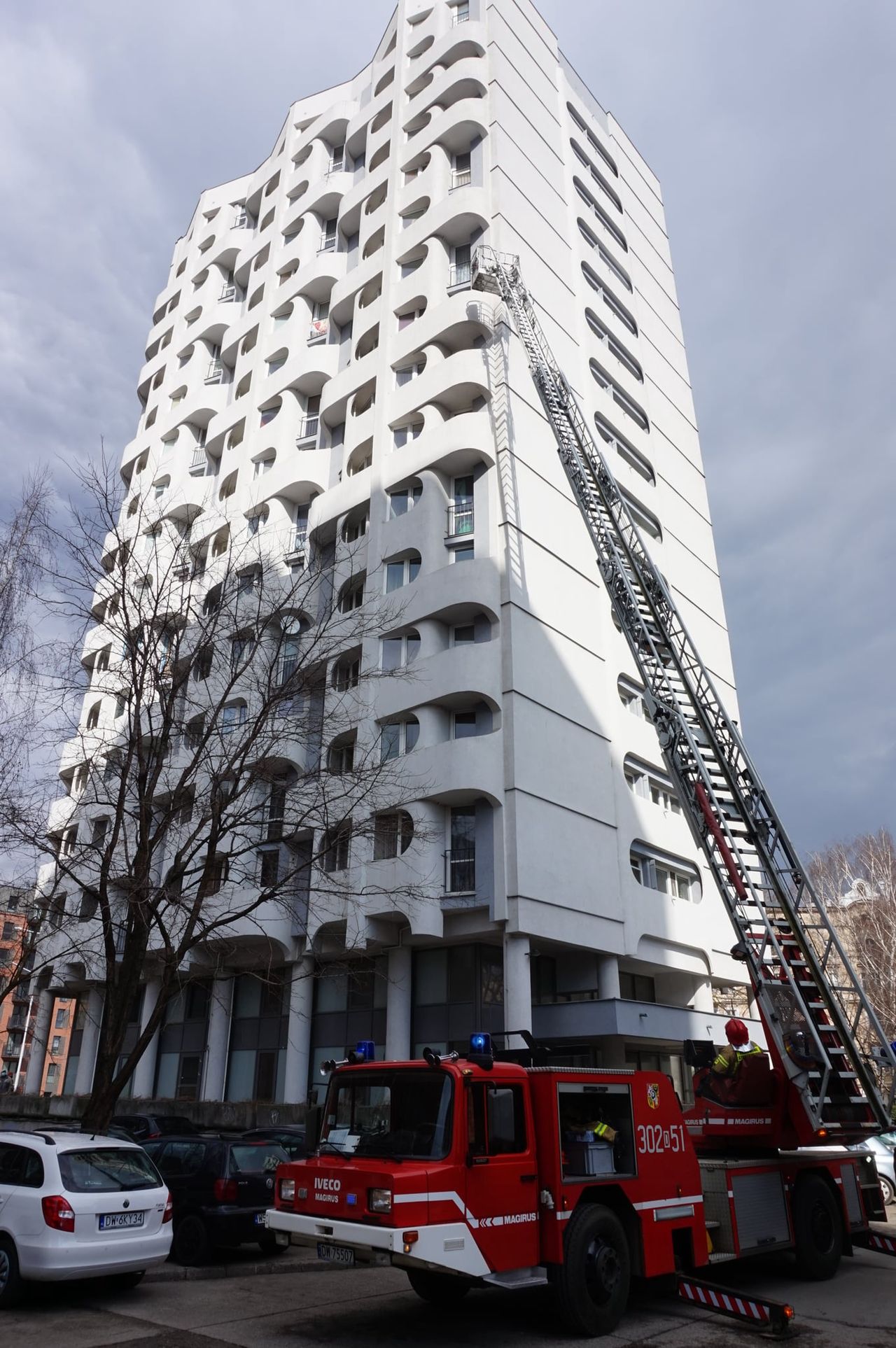 Wrocław. Mieszkańcy Manhattanu sami poprosili straż pożarną o taką przymiarkę. Wypadła niewesoło. Tarasy, na które można uciec, zamknięte są metalowymi kratami