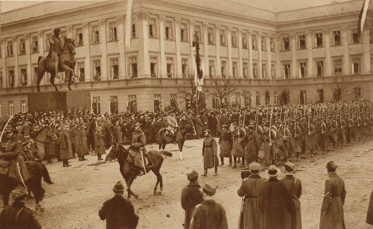 Marszałek Piłsudski odbierający defiladę na placu Saskim