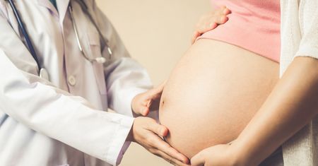 Ułożenie twarzyczkowe a poród naturalny. Czy ułożenie twarzyczkowe jest wskazaniem do cesarskiego cięcia?
