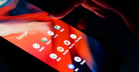 Ciemny motyw w kolejnych aplikacjach na Androidzie – Kalendarzu Google i Keep