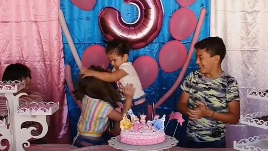 Zaskakująca reakcja 3-latki na zdmuchnięcie urodzinowych świeczek. "Wpadła w szał, ciągnąc siostrę za włosy"