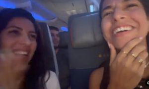 Tak zareagowali pasażerowie flydubai. Śpiewali i wiwatowali