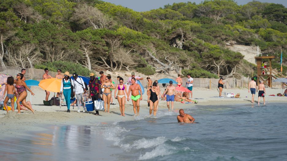 Plaża Ses Salines na Ibizie na Balearach. Tu zawsze są tłumy