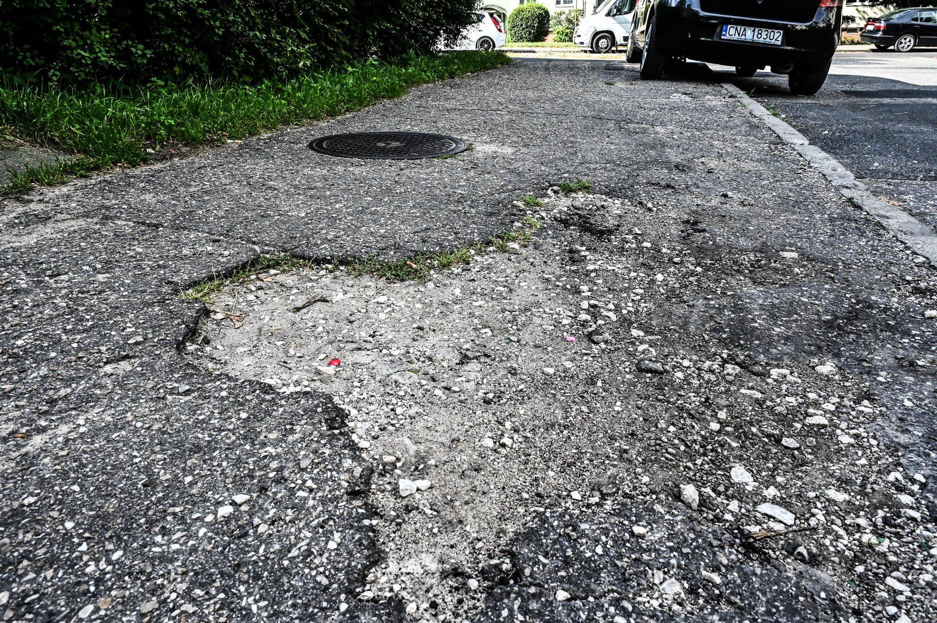Stan chodnika na ul. Szarych Szeregów pozostawia wiele do życzenia. Planowany na 2025 rok remont nie zostanie przeprowadzony w terminie. 