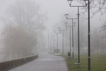 Kraków: Miasto tonie we mgle. Dramatycznie niska widoczność. Jest ostrzeżenie