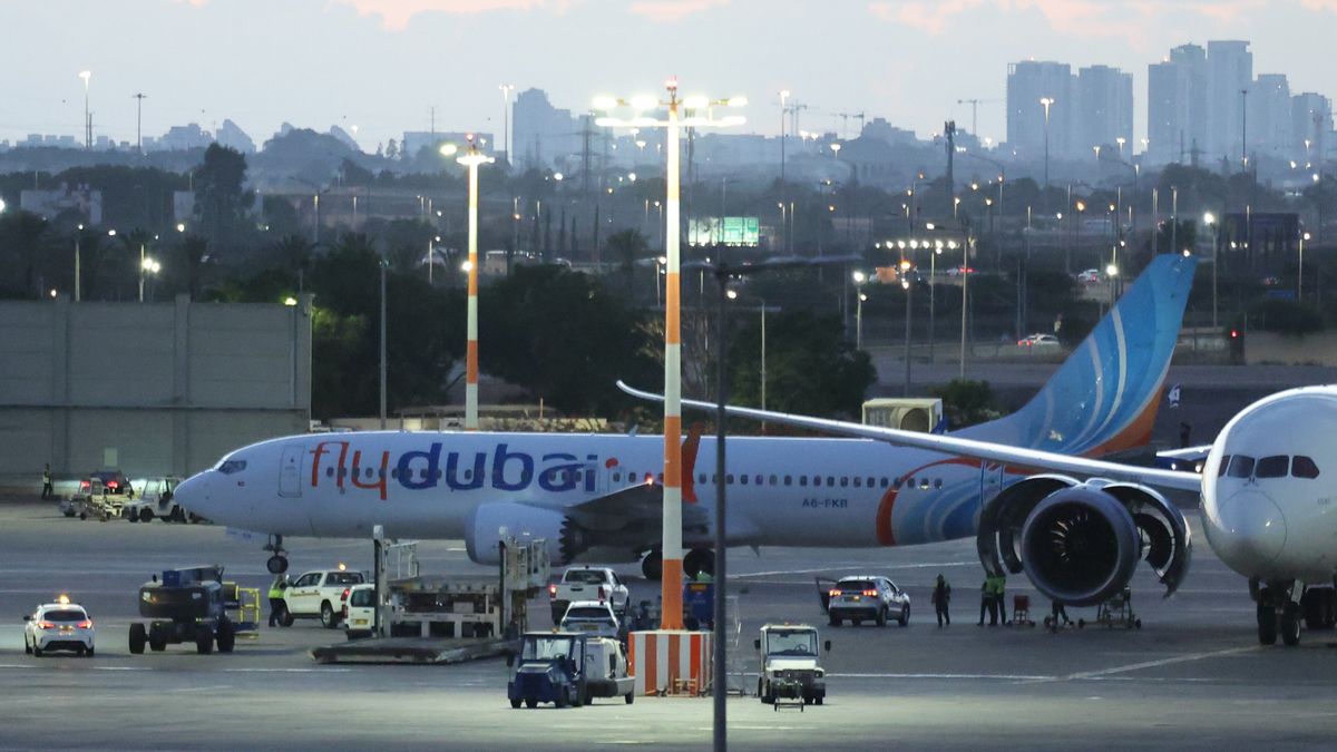 A Flydubai aircraft carrying passengers from Tabuk, Saudi Arabia, stands on the tarmac after landing at Ben Gurion International Airport near Tel Aviv, Israel, 30 September 2026. Flydubai confirmed that flight FZ 1073 from Dubai to Tel Aviv experienced an in-flight incident and diverted safely to Tabuk Airport in Saudi Arabia following an altercation in the flight deck, before passengers were safely transported to their destination. EPA/ABIR SULTAN Dostawca: PAP/EPA.