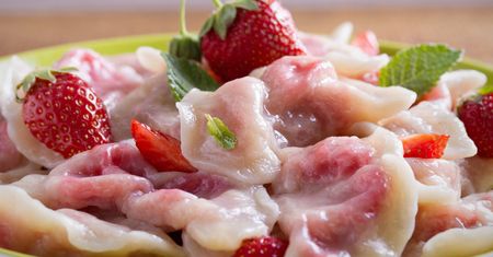Pierogi z truskawkami robię tak, jak uczyła babcia. Są kosmicznie smaczne