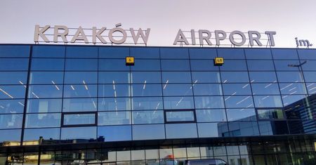 "Piloci stamtąd uciekają". Co się dzieje w Balicach?