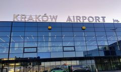 "Piloci stamtąd uciekają". Co się dzieje w Balicach?