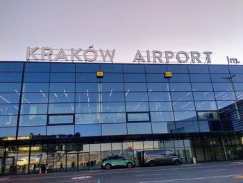 "Piloci stamtąd uciekają". Co się dzieje w Balicach?