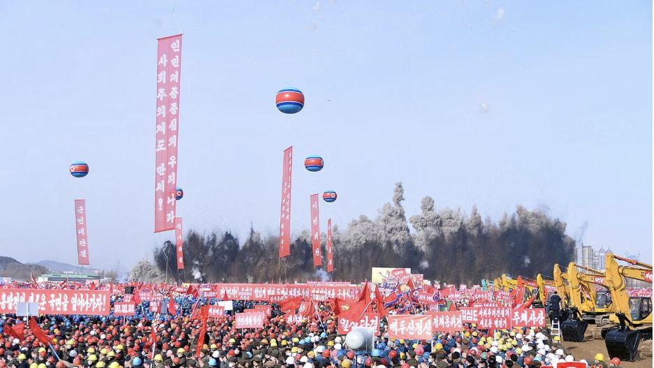 Uroczystość oddania do użytku w stolicy Korei Północnej "dzielnicy szczęśliwych ludzi"