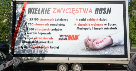 "Złoci chłopcy" PiS zarobili na antywojennej kampanii. Prawie 23 mln zł od państwa