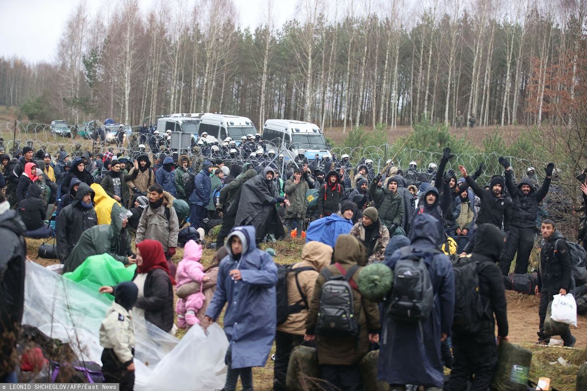 200 migrantów próbowało przekroczyć granicę. Polski żołnierz został ranny 