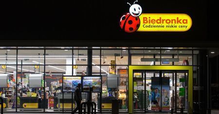 10 maja można zrobić zakupy w Biedronce, chociaż to nie jest niedziela handlowa. Zobacz, jak to możliwe