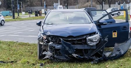 Wjechał na czerwonym, zderzył się z fordem. Obywatel Zimbabwe ukarany mandatem karnym [ZDJĘCIA]