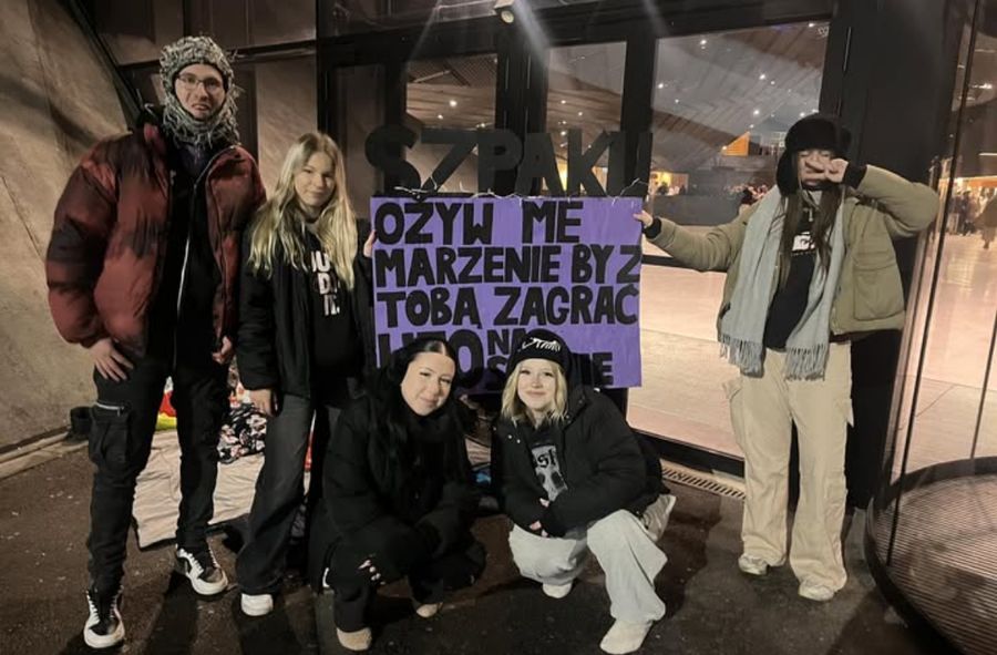 Całą noc czekali na koncert Szpaka. Internauci oburzeni