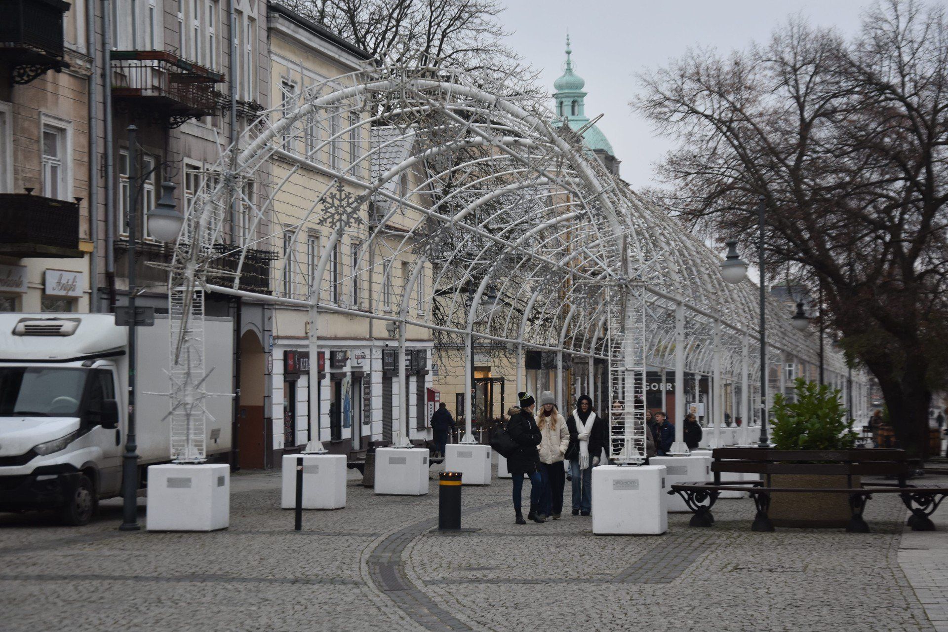 Tunel świetlny na deptaku Żeromskiego.